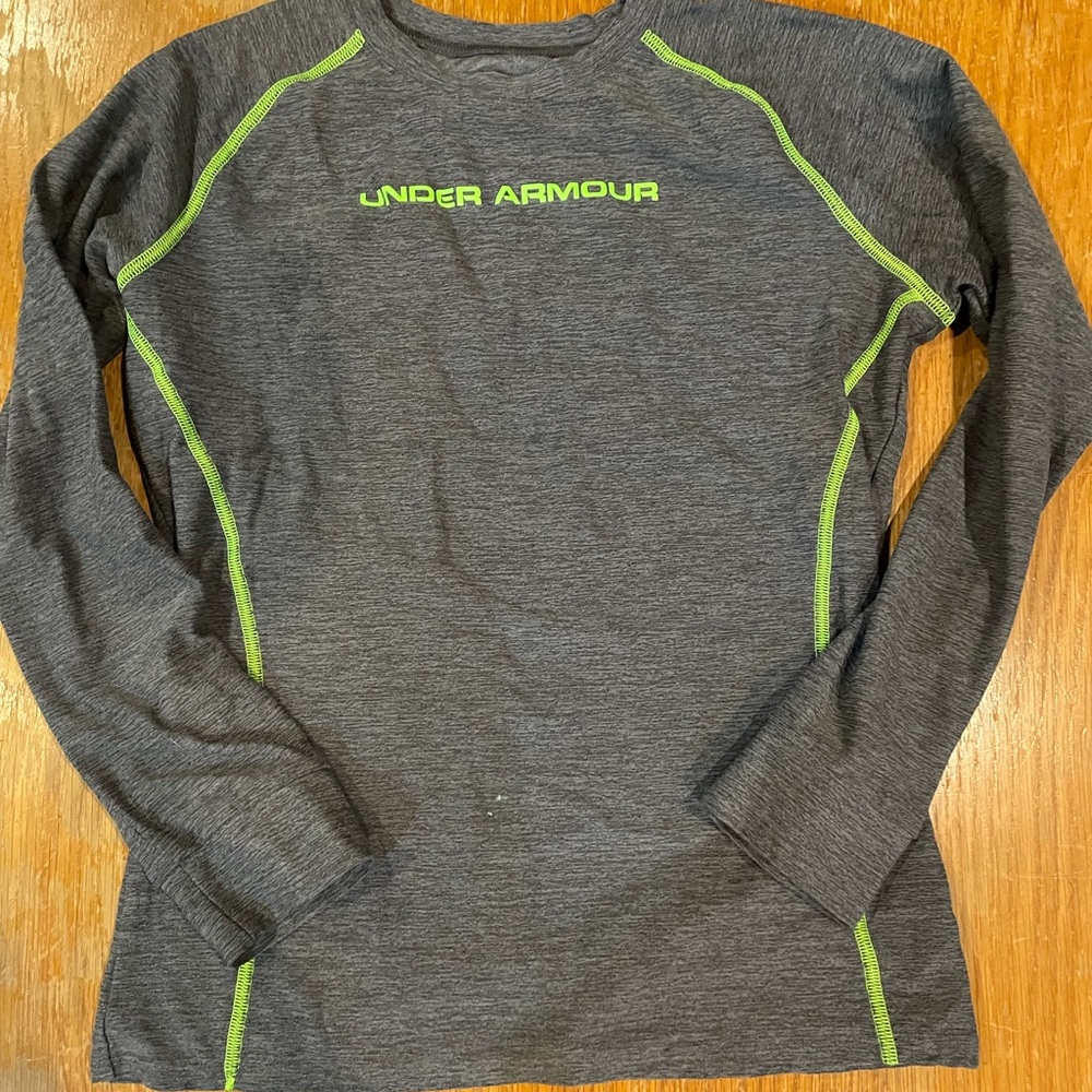 Boy’s Under Armour fitted long sleeve shirt